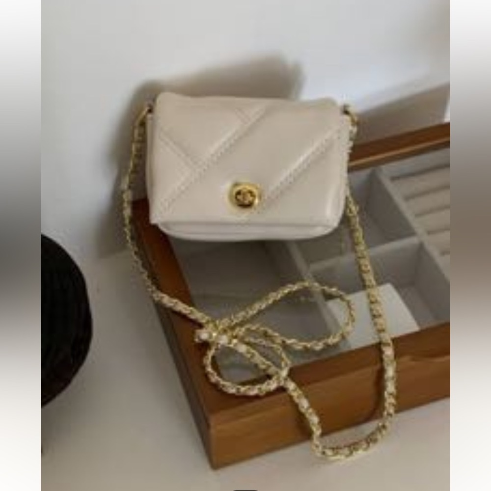 Quilted crossbody bag with gold chain. - Picture 3 of 3